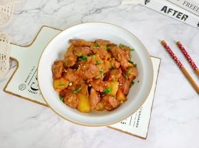 牛肉炖的软烂入味，汤汁浓郁，拌饭是一绝！