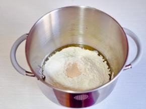 除紫米馅外的食材全部倒入厨师机桶中，揉面至光滑即可。