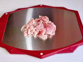猪肉洗净切片。