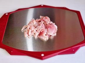 猪肉洗净切片。