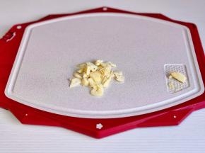 大蒜去皮切片。