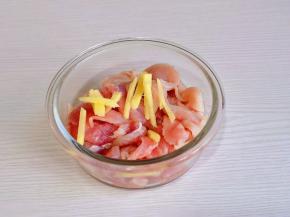 肉片放入碗中，加入切好的姜丝。