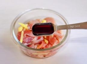 加入一勺生抽。