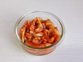 抓拌均匀腌制15分钟。