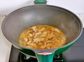 中小火翻炒至肉片熟透。