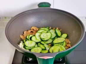 倒入黄瓜片，蒜片。