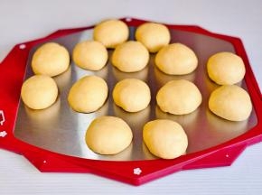 揉圆盖上保鲜膜醒10分钟。