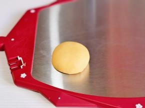 收口朝下揉圆。