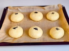 发酵至明显变大，撒上黑芝麻。