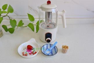 （以下配料比例是250至280ml的一杯豆浆）食材： 黄豆25克、枸杞5粒、花生3粒、红枣1粒、白砂糖5克、饮用水250克。