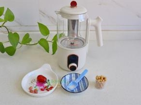 （以下配料比例是250至280ml的一杯豆浆）食材： 黄豆25克、枸杞5粒、花生3粒、红枣1粒、白砂糖5克、饮用水250克。