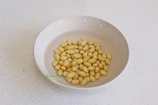 黄豆放入一个陶瓷碗，倒入水，浸没，浸泡6小时。挑选优质的黄豆，粒粒饱满，不发黑，没有坏果。坏黄豆打豆浆，味道不好哦，还会吃坏肚子。