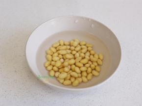 黄豆放入一个陶瓷碗，倒入水，浸没，浸泡6小时。挑选优质的黄豆，粒粒饱满，不发黑，没有坏果。坏黄豆打豆浆，味道不好哦，还会吃坏肚子。
