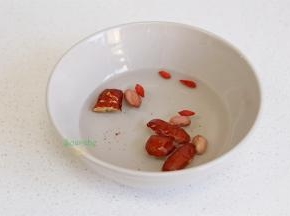 红枣去核、切块。花生、枸杞，也放入碗里，清洗干净，捞出沥干水，不需要浸泡。