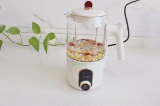 把浸泡的黄豆捞出沥干水，放入豆浆机，接着放红枣、枸杞、花生。最后倒入250ml饮用冷水，煮豆浆要用冷水，然后豆浆好了，再煮沸。