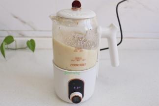 盖上盖子，选择豆浆，就自动把黄豆打成豆浆，并且加热至99度，一键搞定，非常方便。