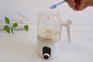 豆浆好了，会自动停止，开盖之后，放一小勺白砂糖，轻轻搅拌，一杯热乎乎的豆角就煮好了。