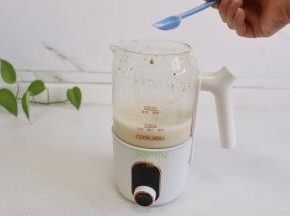豆浆好了，会自动停止，开盖之后，放一小勺白砂糖，轻轻搅拌，一杯热乎乎的豆角就煮好了。