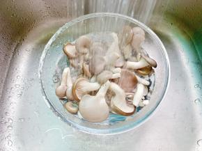 清水加一点盐，把蘑菇冲洗干净。