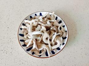 洗好的蘑菇用手撕成丝。