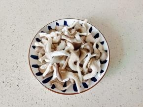 洗好的蘑菇用手撕成丝。