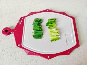 青蒜切成小段。