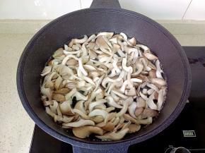 锅里放适量的水，水开放入蘑菇焯水。