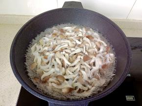 蘑菇浮起即可捞出，晾凉后挤干水份。