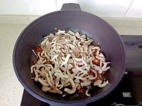 放入焯水后的蘑菇翻炒至蘑菇水分蒸发。