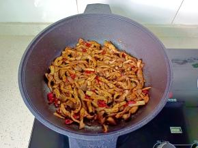 开大火翻炒均匀。