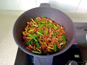 最后加入青蒜段翻炒至断生即可。