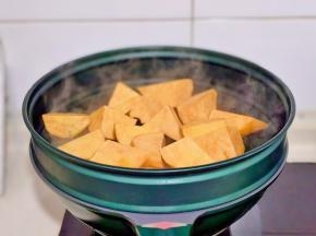 红薯去皮切块喝水蒸熟。