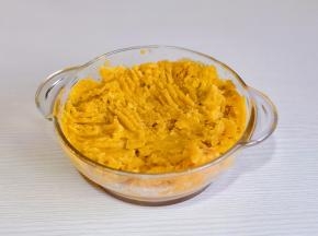 放入器具中，加入白砂糖压成红薯泥。