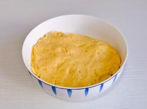 再揉成不粘手的面团即可。