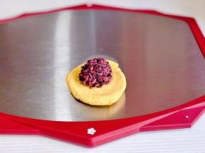 取60克面团，放20克紫米馅。