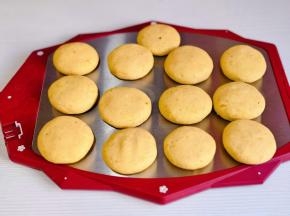 再用掌心压扁，依次做好，一次吃不完可以速冻，随吃随取方便。