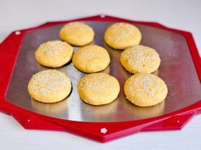 红薯紫米馅饼沾上白芝麻。