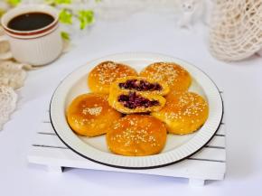 紫米馅是血糯米+糯米做的饭+糖+炼乳搅拌均匀就可以。