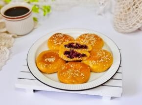 紫米馅是血糯米+糯米做的饭+糖+炼乳搅拌均匀就可以。