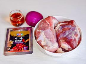 准备食材，牛腱子泡冷水，将血水泡出。