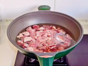 牛肉块冷水下锅。