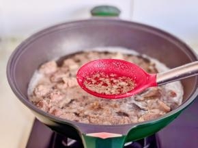 大火烧开撇出浮沫，再煮3分钟。