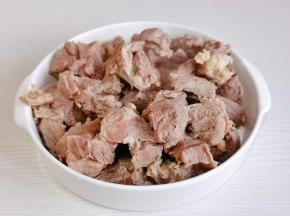 捞出用水冲洗干净，沥干水分。