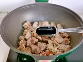 加入红烧酱油。