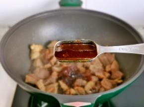 加入十三香酱。