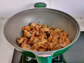 小火翻炒两分钟。