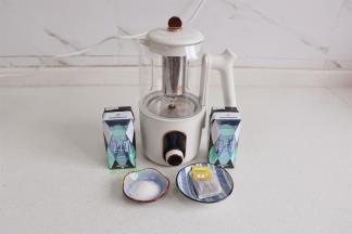 纯牛奶2盒（每盒200ml）、白砂糖15克，茶叶1小包（一杯茶的用量）