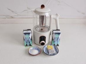纯牛奶2盒（每盒200ml）、白砂糖15克，茶叶1小包（一杯茶的用量）