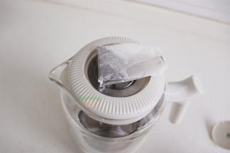 茶叶放入奶茶机的茶叶滤网杯，我用的是茶包，这个滤网何必方便，如果是茶叶也可以直接放入，不需要过滤。