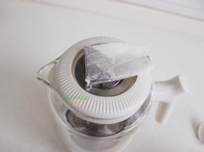 茶叶放入奶茶机的茶叶滤网杯，我用的是茶包，这个滤网何必方便，如果是茶叶也可以直接放入，不需要过滤。